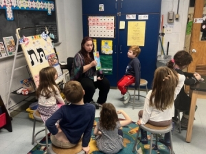 Kadimah-teacher-Renee-Herman-with-a-class